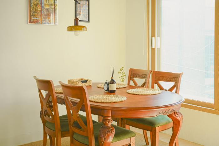 Big 3BR in Trendy Seongsu - Walk to Subway, Han River, KU