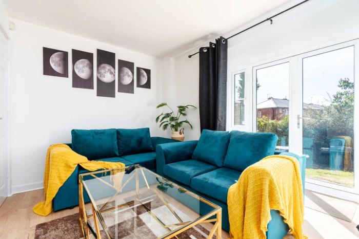 Spacious 3 Bedroom Home with 6 Beds Private Garden and Driveway Parking