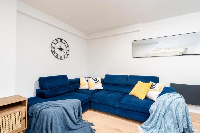 Spacious 5 Bedroom 2 Bathroom Home with 12 Beds and Private Driveway Parking