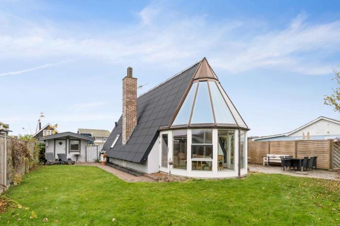 Lovely Holiday Home With Sea View