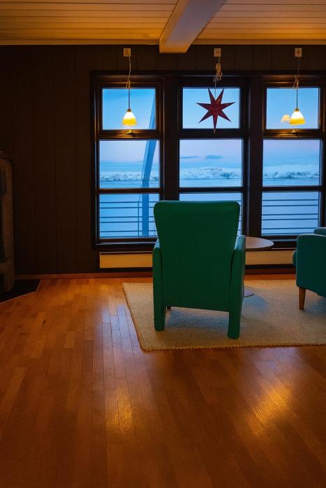 Rooms in spaceious apartment with seaview in city center