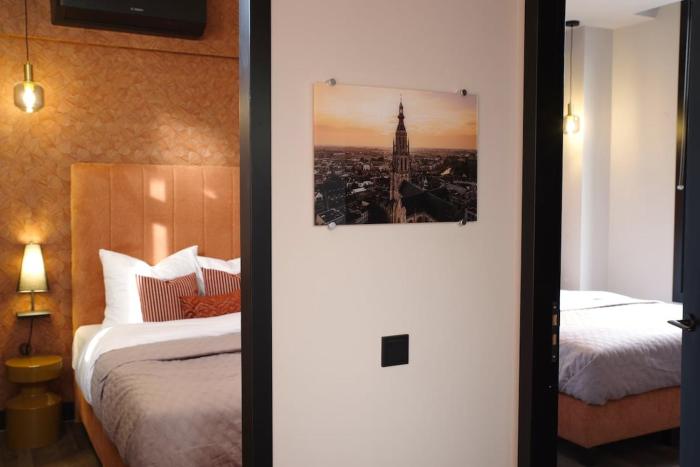 De Oranjestad - In de winkelstraat