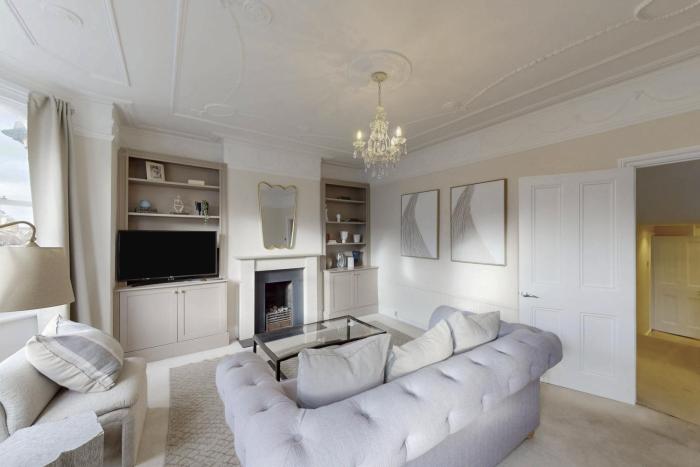 Chic 2-Bed with Patio-10 min Walk to Clapham Tube