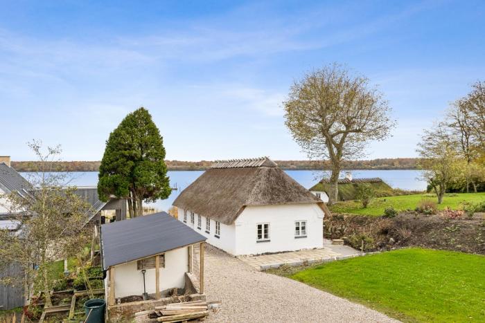 Stråtækt feriehusidyl ved vandet
