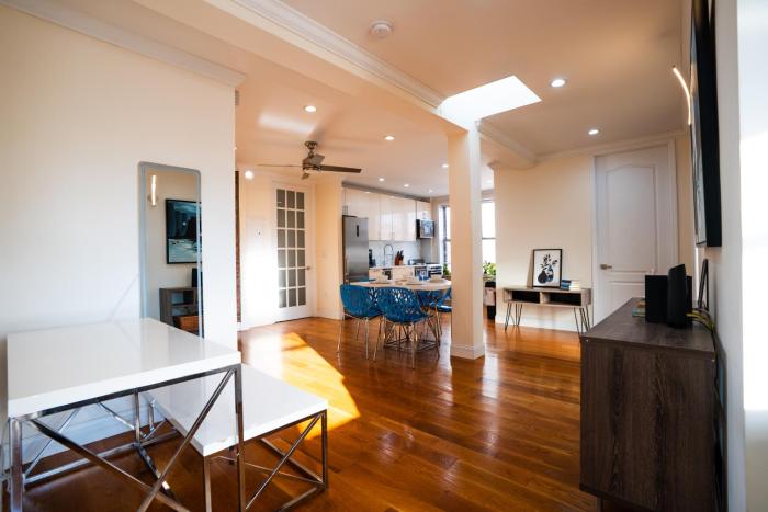 Modern Apartment By Central Park - 3 BR