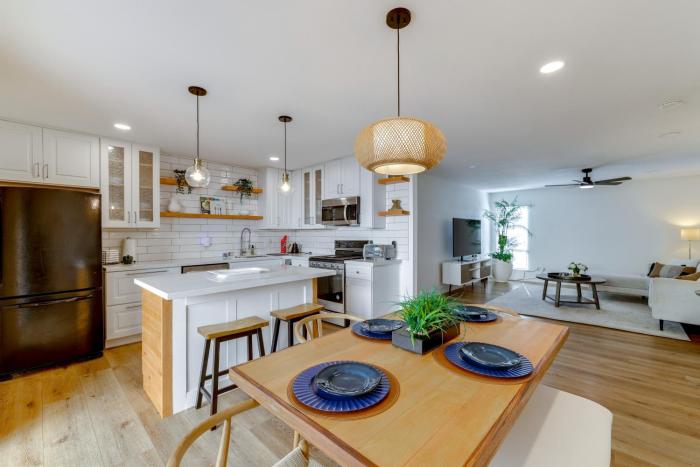 Walk to Canal Trail! Condo with Pool in Scottsdale