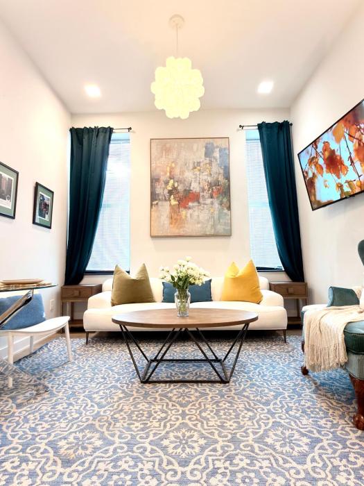 Large 4B2B Downtown Apt, Kitchen and Laundry, Walk to PPAC & Convention Center