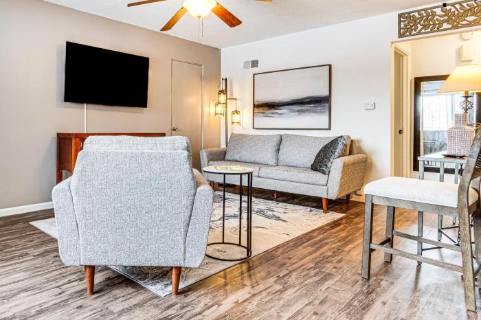 Walk to Park and Cafe Cozy Indianapolis Getaway