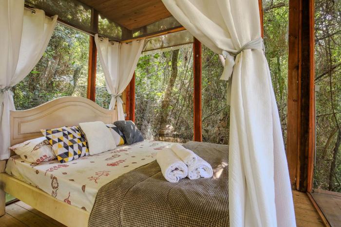 Casa de Vidro na Mata há 90km de São Paulo, com Lago, Piscina, Caiaque, Stand UP, Cascata e Escorrega no Lago - Quinta do Vale Itatiba