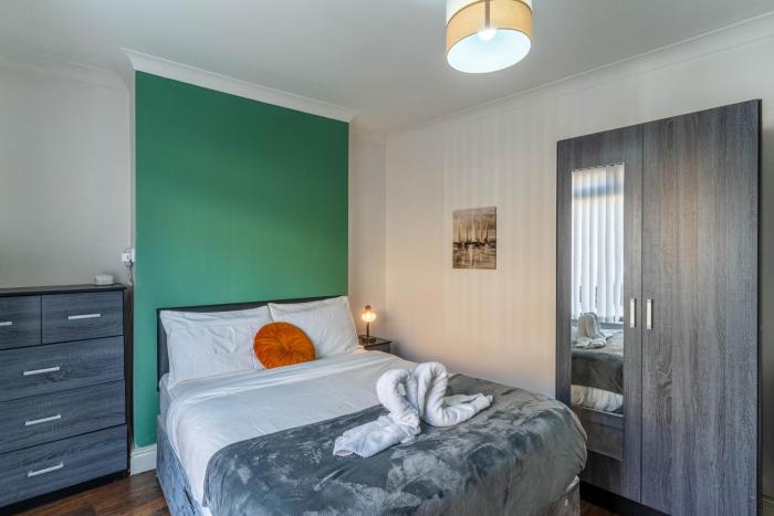 "Furnished Rentals Direct" DominionHouse cul-de-sac Home for 6 people in Anfield near LFC, Goodison Park, Free Street Parking, Suits Travellers, contractors and Family, Near Football action and 10 minutes drive to Liverpool City Centre