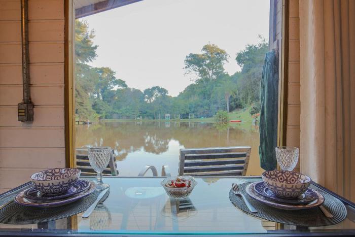 Quinta do Vale: Casa flutuante, 90km de SP - Lago, cascata, piscina, tranquilidade