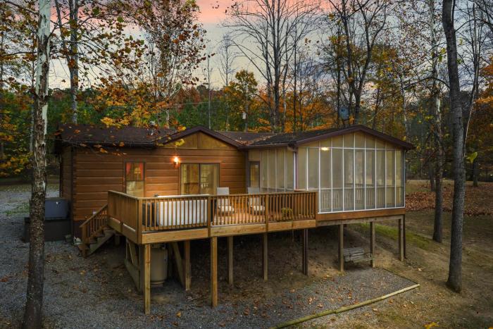 Sleepy Creek - Hot Tub, Pet Friendly, Creekside, Grill, Wifi, Fire Pit, Deck, Screen Porch, Family Friendly, Fishing, View, Games