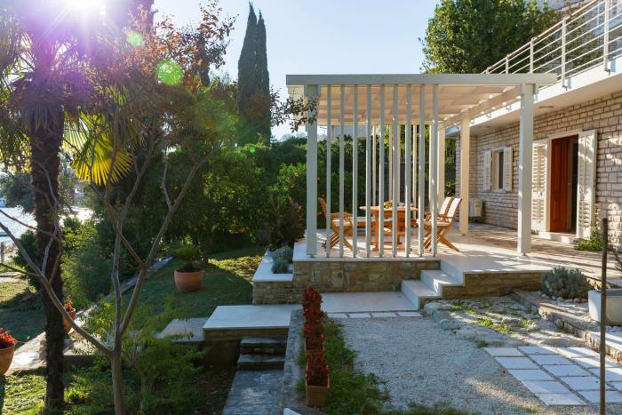 Secret Garden Barada Beach Apartment