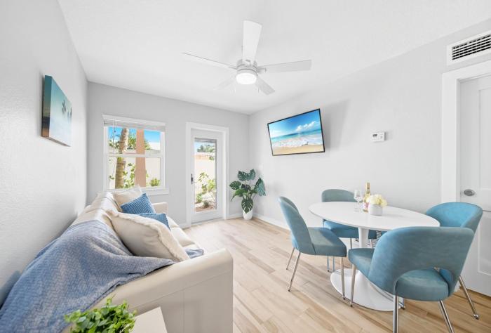 Siesta Key, Heated Pool, Dock on Lagoon, Turtle Beach 1 mile and Crescent Beach 2 miles, 1bdr