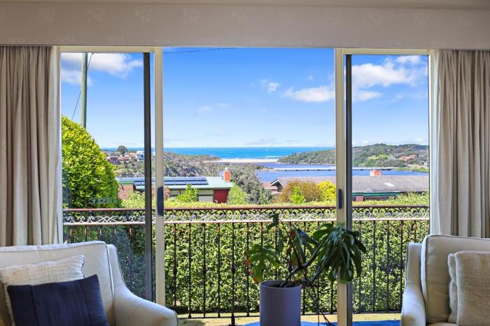 Coastal Getaway-3BR, 2BA with Stunning Sea Views