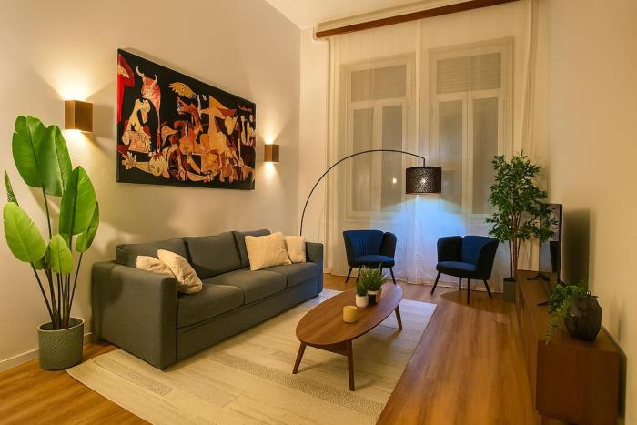 Casa Picasso - Above the Subway