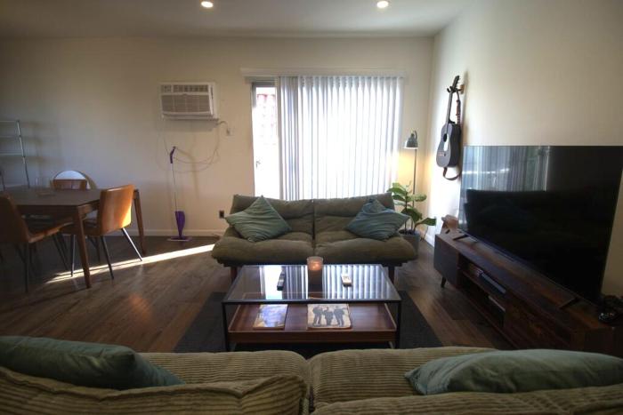 Charming 1-bedroom apartment in amazing Palms, Los Angeles with AC, Parking