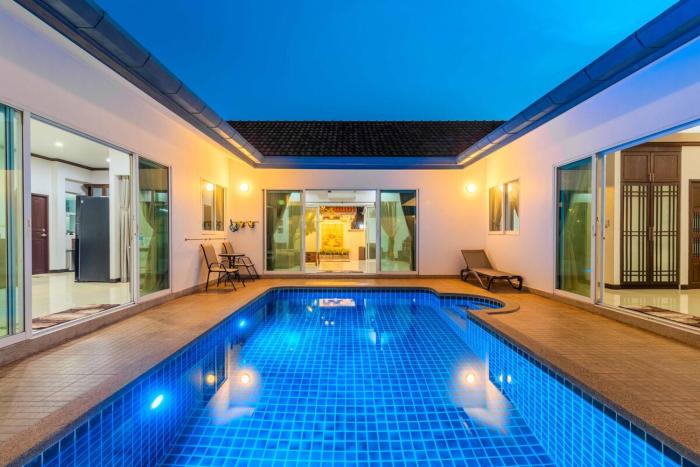 V267 Newly Renovated 2BR with Pool Near Beaches