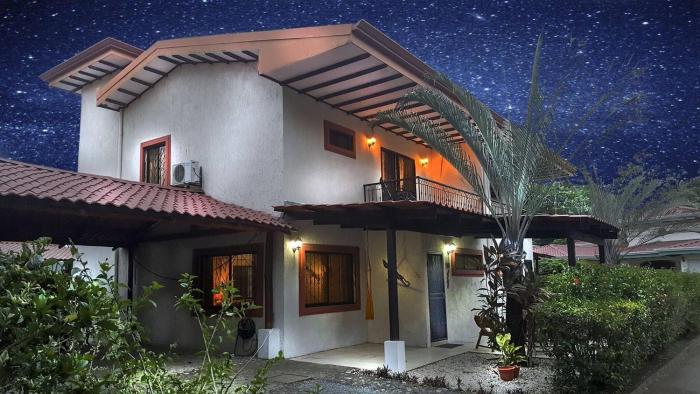 Sunset Villa, comfortable house steps from the beach