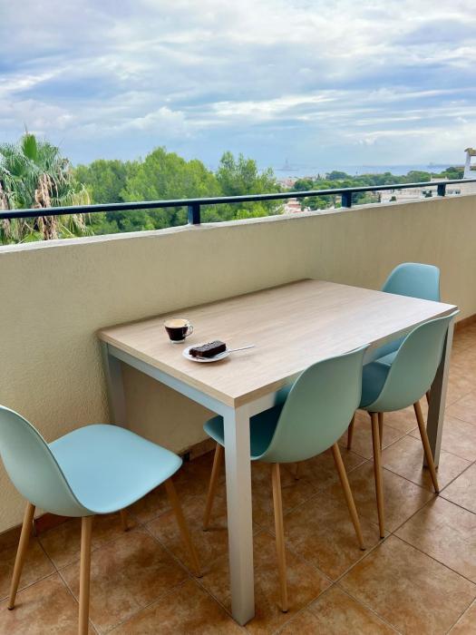 Sea View Apartment, spacious and renovated, 10 minutes to the beach, pool