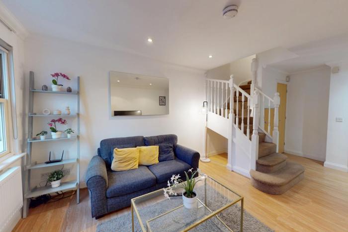 Stunning Central London 4-Bed Home Steps from Gym, Iconic Pool and Spa