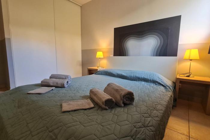 Appartement climatisé dans une résidence avec piscine mer à pied