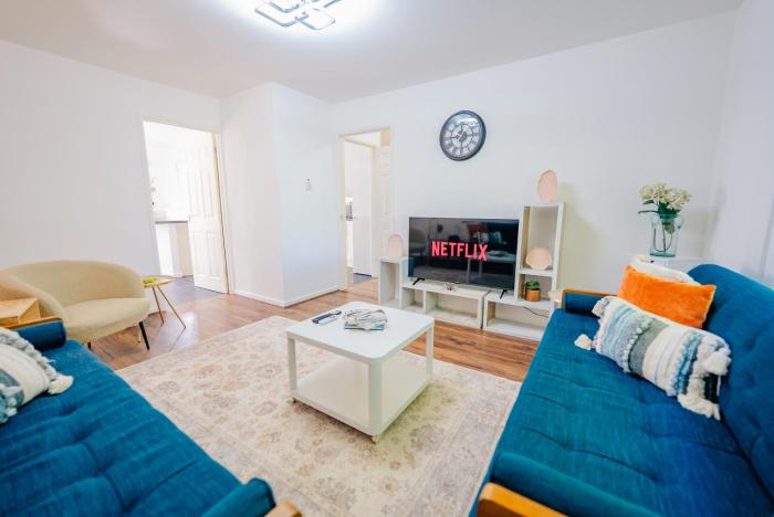 6 BR House with Free Parking, Garden & Fast WiFi