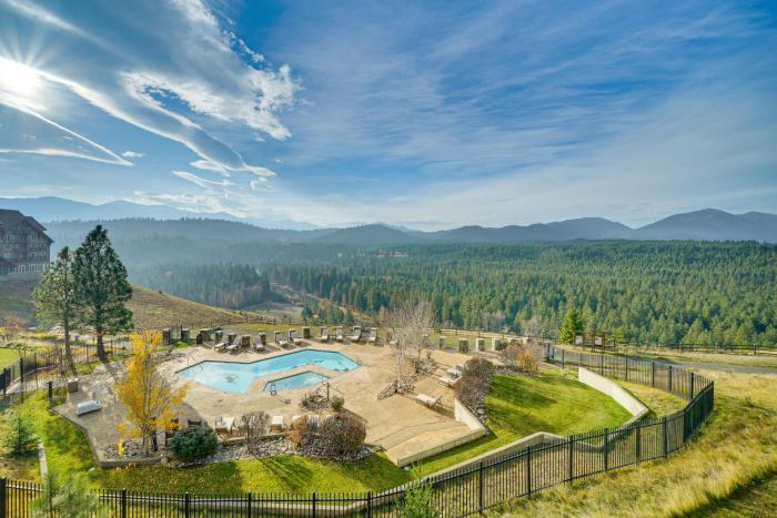 Mountain Views and Pool Access Cle Elum Condo!