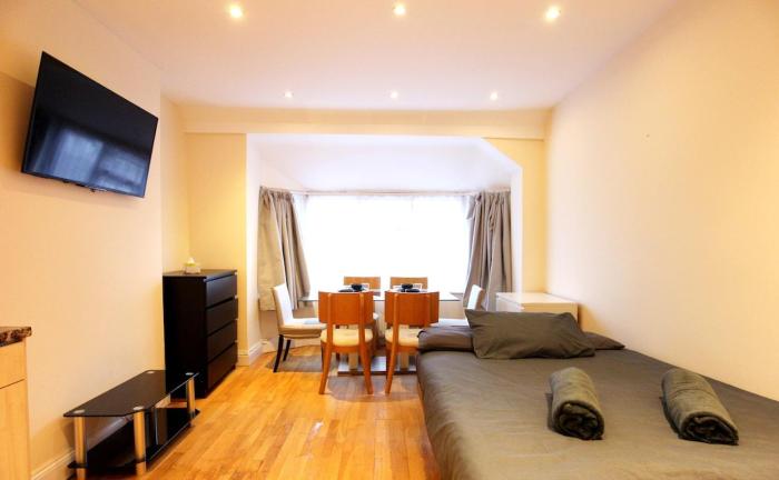 2 Bedroom Bright & Cozy Getaway in Hendon
