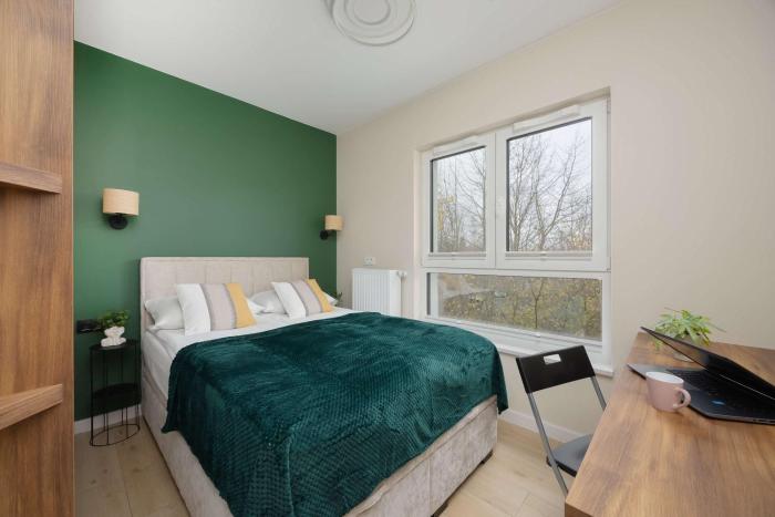 Green Apartment in Warsaw with Parking, Bathtub and Desk for Remote Work by Noclegi Renters