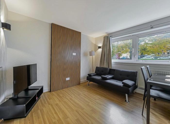 Free Parking - 3 Bedrooms - Sleeps 7 - Airport