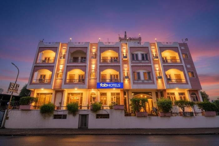 FabHotel Rajlaxmi Palace - Sindhi canmp bus stand,Ashok Vihar metro station