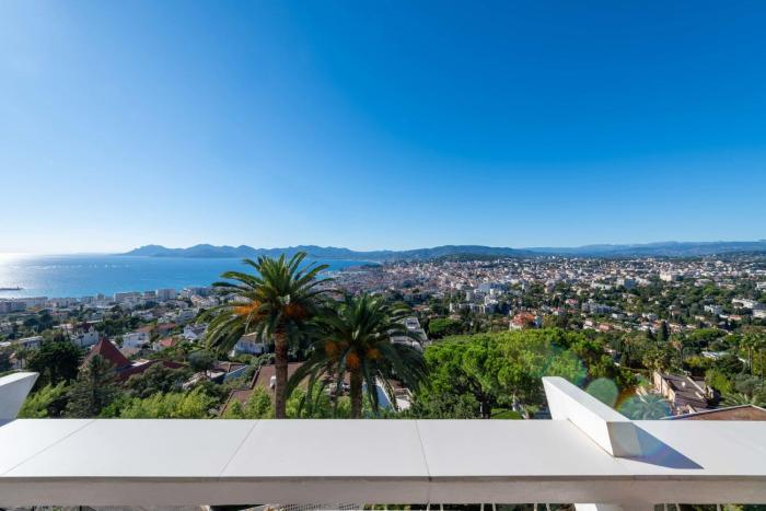 2-Br Panoramic Views Top Floor Cannes