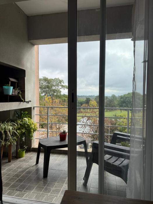 Dpto con balcón, parrilla, living amplio y luminoso