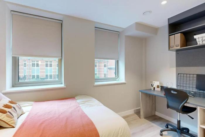 Bright & Spacious Mid-Level Studio Plus at Briggate Studios