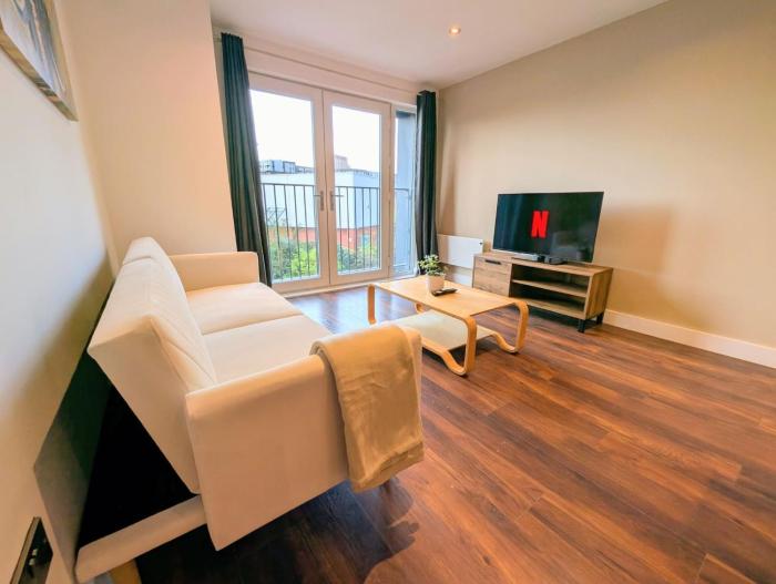 The Urban Nest - King Bed, Walk to C-centre