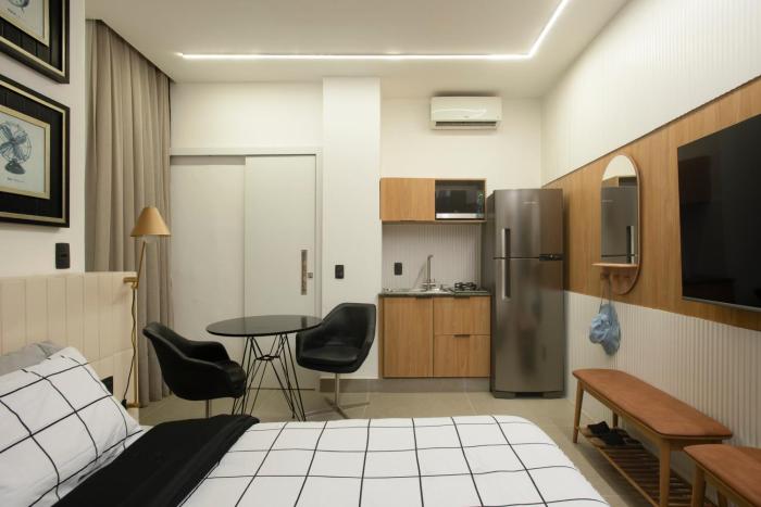 Lindo apartamento no coração de Ipanema a poucos metros da praia com restaurantes supermercados e um vasto comércio localizado entre as estações de metro Nossa Senhora da Paz e General Osório