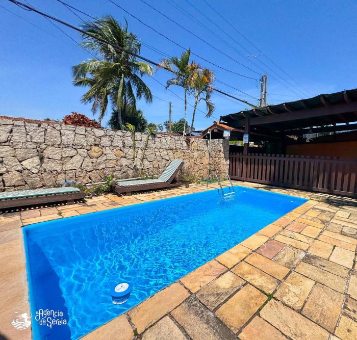 Casa c piscina e churrasqueira, 200m Praia Perequê