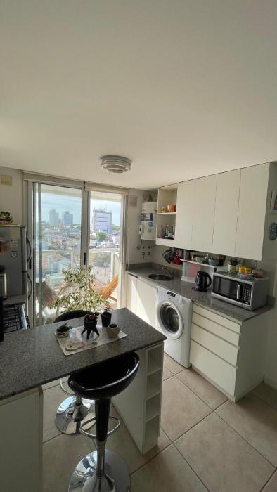 2 ambientes luminoso con balcón