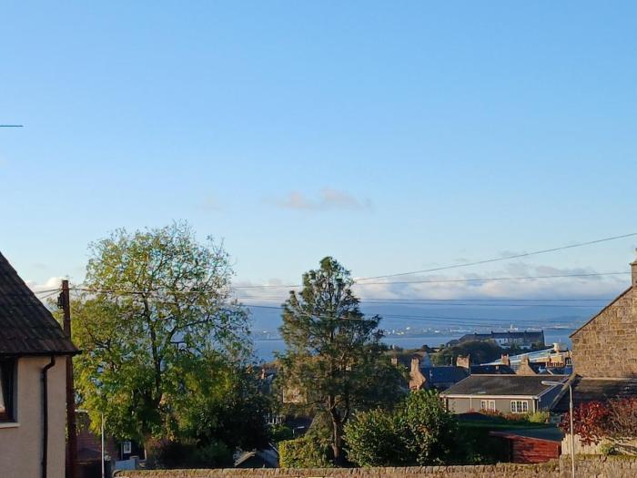 Cosy house with coastal views - close to Edinburgh