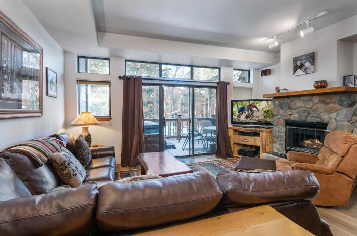 Village Point Getaway Townhome: Great Location w Private Hot Tub