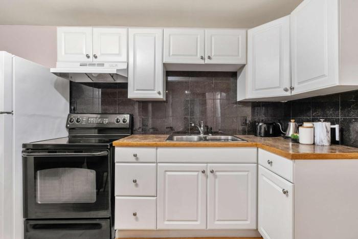 The Arizona 2BR Pet-Friendly Suite Calgary SE