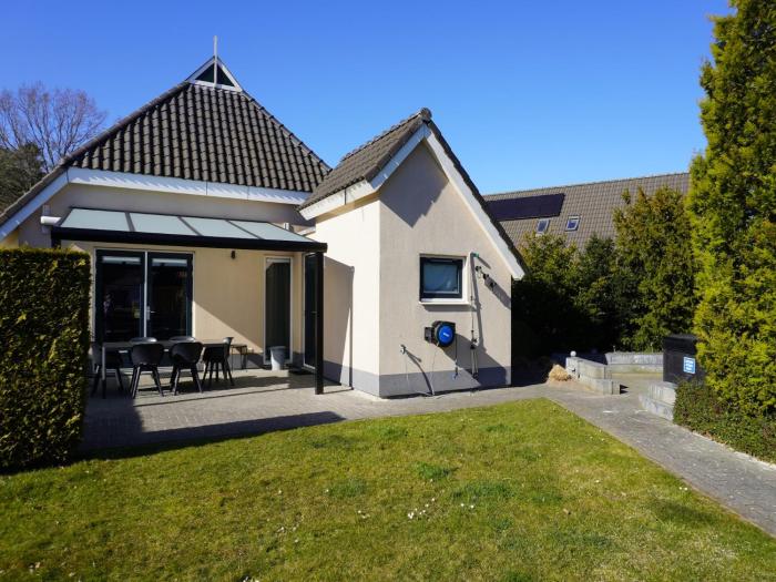 Detached holiday home with jetty and outdoor spa