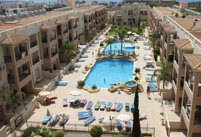 Front pool garden apartment