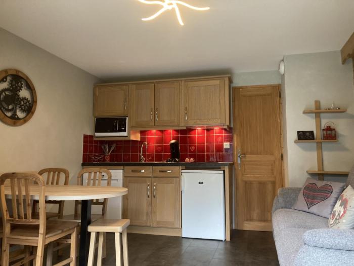 3 pièces rénovées - 2 chambres jusqu’à 5 pers. avec terrasse sud et garage - 500m centre - FR-1-836-29