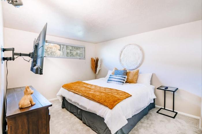 Unique DT UofU 2Bd and1Ba Duplex King Full Home