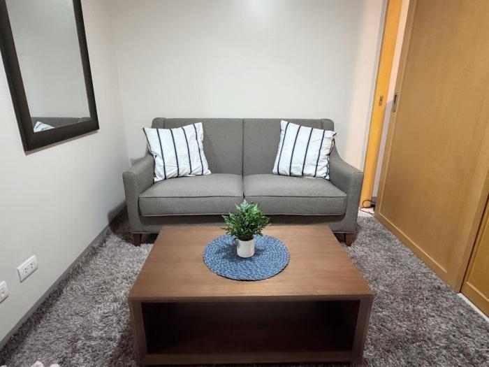 BGC Luxe Stay Facing Uptown Mall & Grand Hyatt