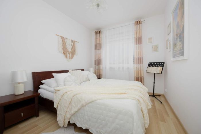 Cosy One-Bedroom Apartment with Parking & Balcony by Noclegi Renters