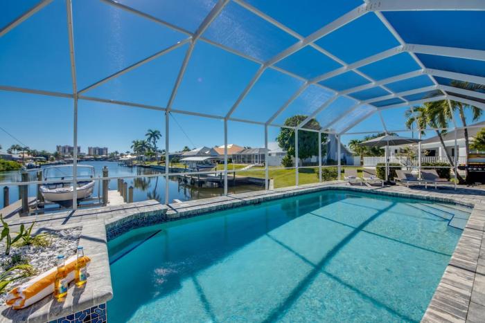 CoralVilla Oasis - beautiful water view, pool, table tennis, gulf access