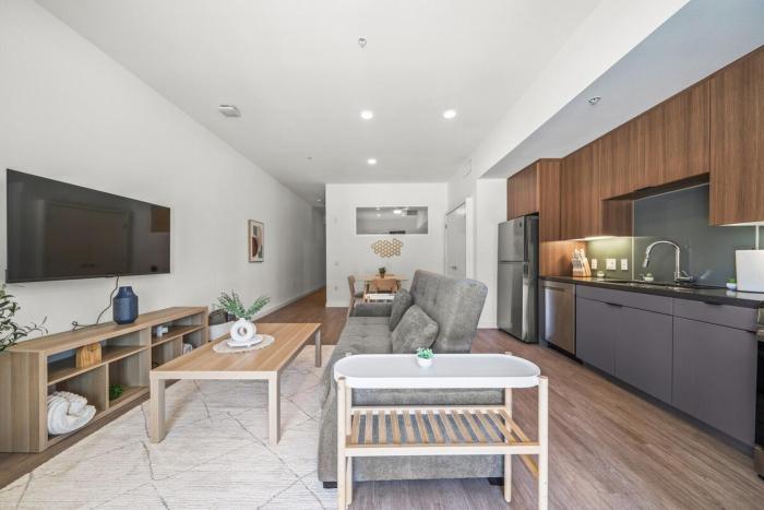 Stylish Condo Mins to Shoreline